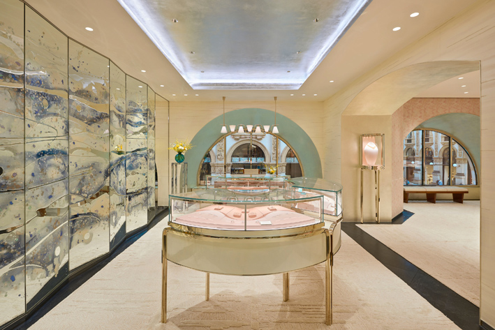 Tiffany duplica su ubicación en Milán 5 L’allestimento delle vetrine, ispirato al celebre artista italiano Michelangelo Pistoletto, gioca con il colore ed elementi metallici per valorizzare le collezioni Tiffany & Co