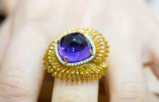 Marchisio 1859, anello con ametista sugar loaf, diamanti e oro giallo. Copyright: gioiellis.com