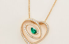 Pendente a forma di cuore in oro rosa, diamanti, smeraldo