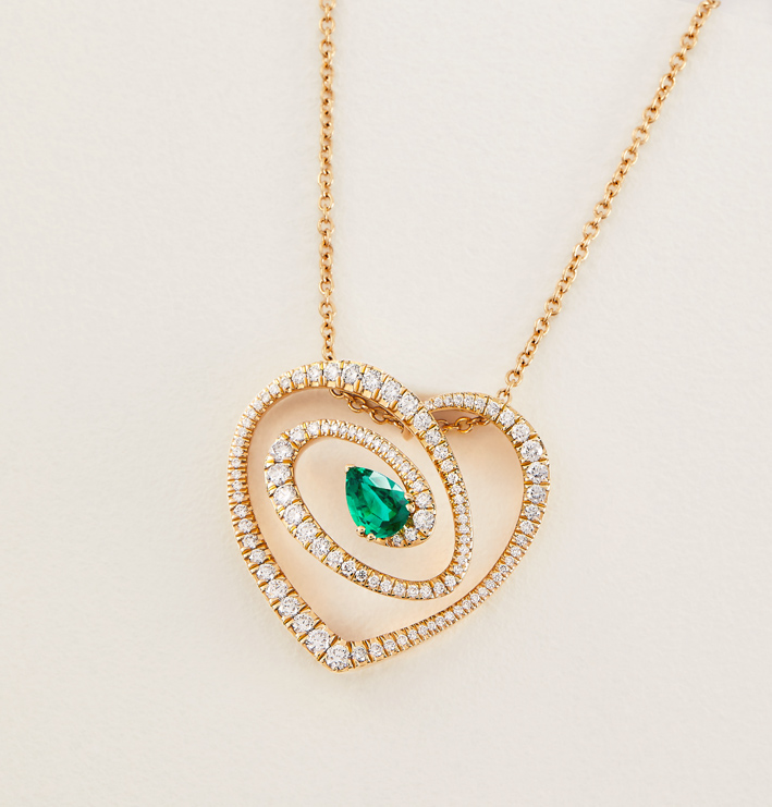 Pendente a forma di cuore in oro rosa, diamanti, smeraldo