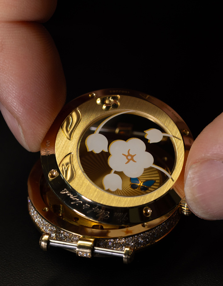 Spring Butterflies for Van Cleef & Arpels 4 La cassa dell'orologio con fiori in madreperla, presenta elementi mobili