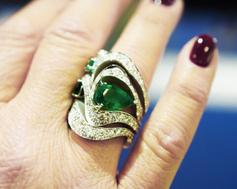 Gismondi 1754, anello Marea con smeraldo di 3,84 carati e diamanti per 7,56 carati. Copyright: gioiellis.com