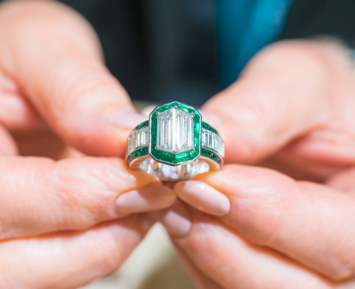 Picchiotti, anello della linea Expandable con diamanti e smeraldi