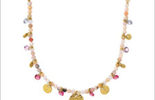 Girocollo in acciaio placcato oro giallo con boules di colore rosa, medaglie martellate placcate oro giallo e pietre naturali di colore purple