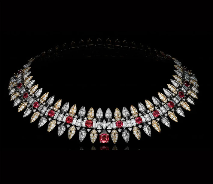 Collana Sirius in oro bianco e giallo 18 carati, onice, 20 rubini per 21,86 carati, diamanti taglio baguette e rotondo