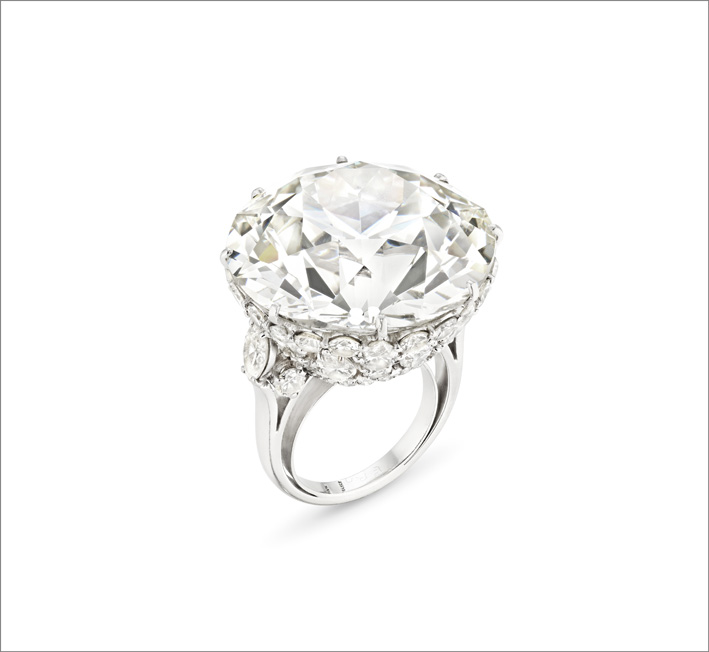 Diamante antico europeo a taglio brillante, di colore verde-giallo molto chiaro, da 49,91 carati, con diamanti a taglio marquise e rotondo, in platino, risalente al 1970 circa