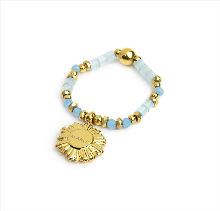 Marlù's summer jewelry 1 Anello elastico in acciaio, finitura oro con elementi in ematite, perline acquamarina e bianche con sole pendente