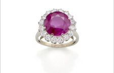 Anello in oro bianco con rubino birmano di circa 7,90 carati e diamanti