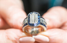 Anello Xpandable con al centro due diamanti trapezoidali e zaffiri. Ccopyright: gioiellis.com