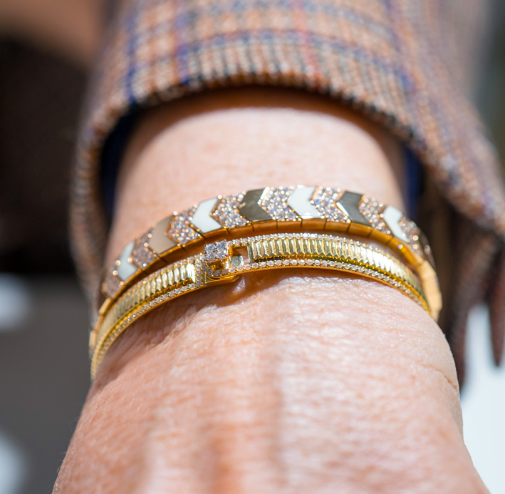 Alessa, bracciali in oro, diamanti e colore bianco. Copyright: gioiellis.com