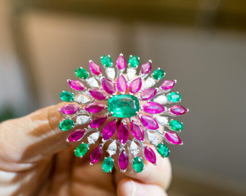 Imperia Jewels, spilla con smeraldi e rubini taglio marquise. Copyright: gioiellis.com