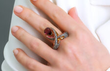 anello con zaffiri rosa e verde chiaro, incastonati in una fascia d'oro rosso 18 carati e una tormalina rosa a goccia da 3,18 carati