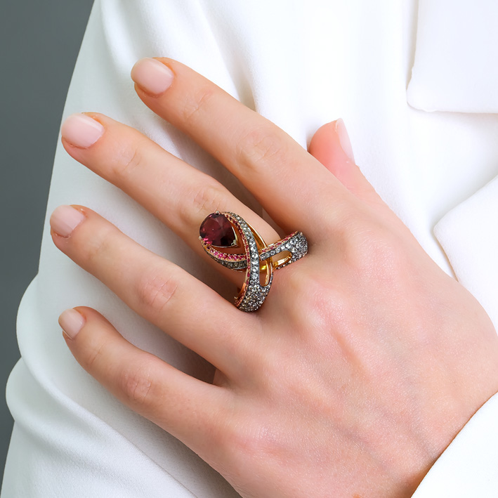 anello con zaffiri rosa e verde chiaro, incastonati in una fascia d'oro rosso 18 carati e una tormalina rosa a goccia da 3,18 carati