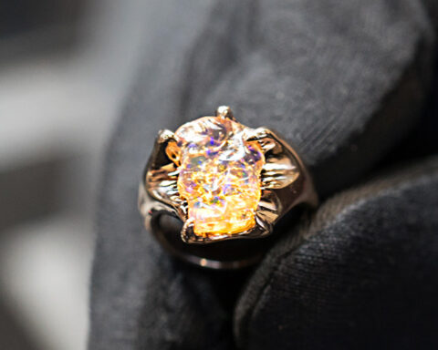 Anello Vortex con opale messicano e oro champagne. Copyright: gioiellis.com