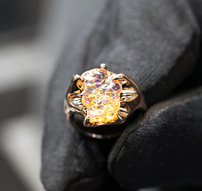 Anello Vortex con opale messicano e oro champagne. Copyright: gioiellis.com