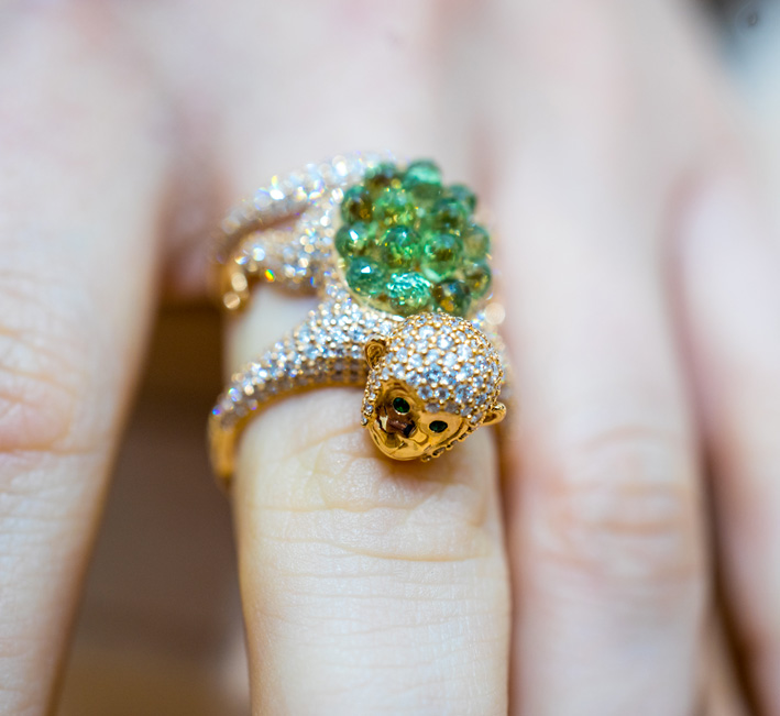 Milleotto Luxury Jewelry 6 Anello a forma di scimmietta con zaffiri verdi e diamanti. Copyright: gioiellis.com