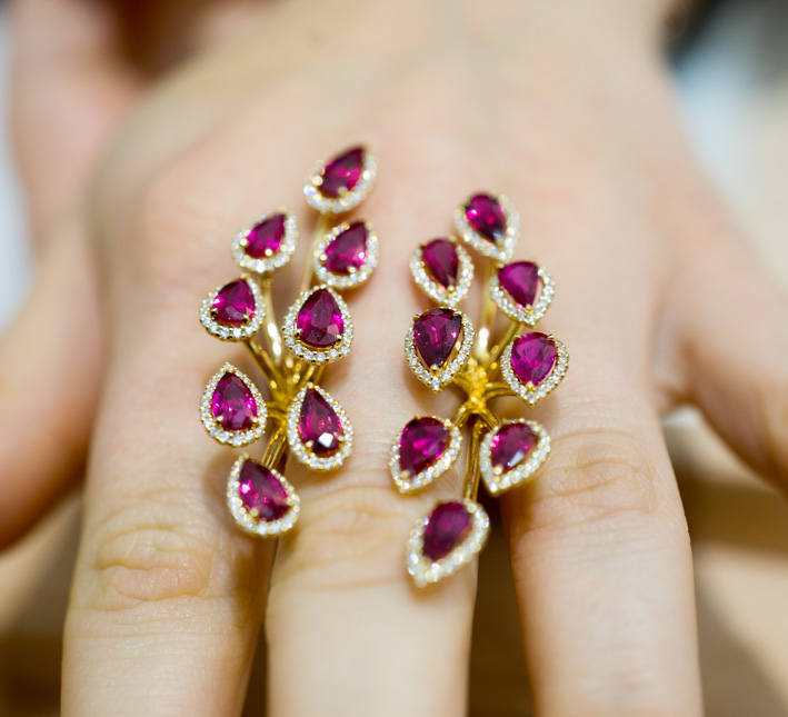 Milleotto Luxury Jewelry 4 Anello Coral, con 16 rubini non scaldati e 10 carati di diamanti. Copyright: gioiellis.com