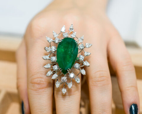 Milleotto, anello con smeraldo di 17 carati e diamanti. Copyright: gioiellis.com