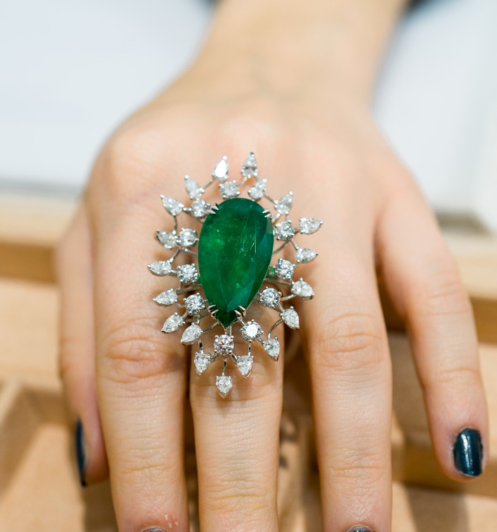 Milleotto, anello con smeraldo di 17 carati e diamanti. Copyright: gioiellis.com