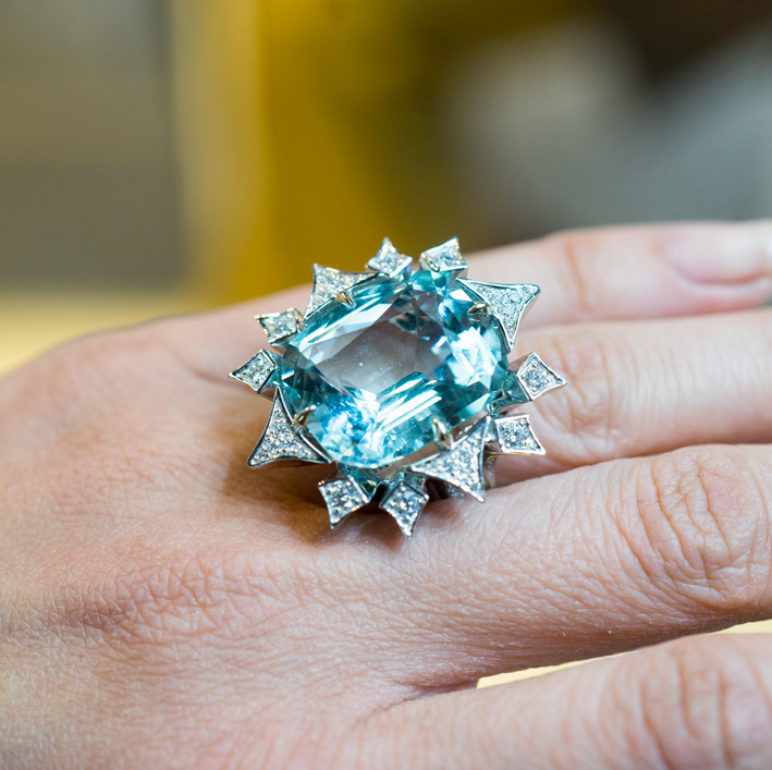 I gioielli neo gotici di Be Liza 1 Collezione Siren, Starfish ring con acquamarina taglio cuscino e diamanti. Copyright: gioiellis.com