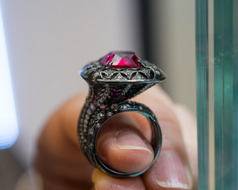 Be Liza, Ocean's Voice ring, Siren collection, anello con granato, diamanti, oro annerito. Copyright: gioiellis.com