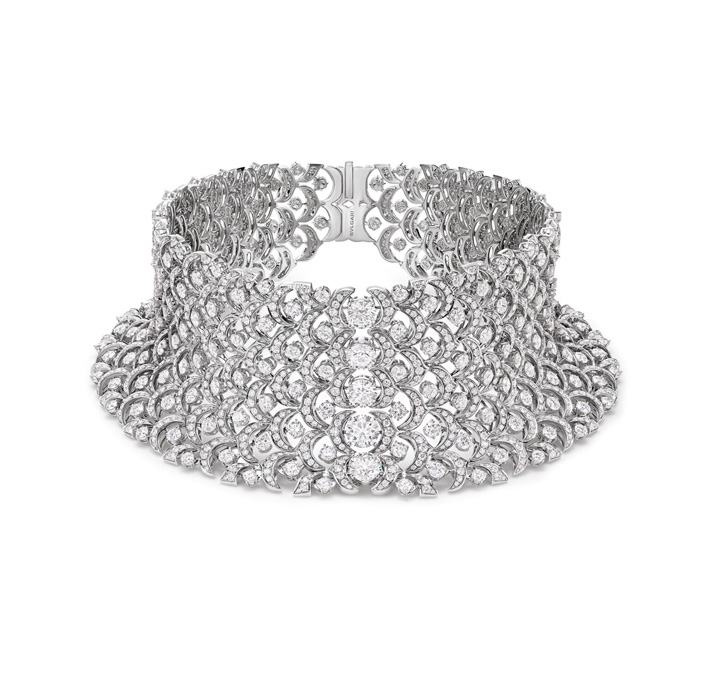 Collana Dentelle Lumineuse, composta da 475 elementi modulari attorno a cinque diamanti rotondi per un totale di oltre 8 carati
