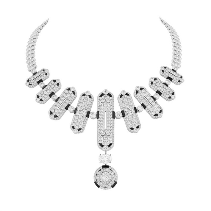Chanel nel regno di segni e simboli 2 La collana Talisman Graphique, per esempio, è realizzata in oro bianco, diamanti e onice, con un diamante taglio ovale di 3,05 carati, colore D