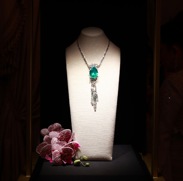 Superb emerald for the necklace 3 Lo smeraldo con taglio a goccia pesa oltre 102 carati