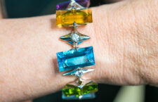 Jaqueline Powers, bracciale con peridoto, ametista, berillo, morganite, acquamarina, diamanti. Copyright: gioiellis.com