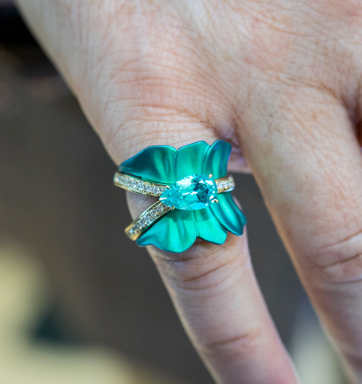 Il setoso titanio di Sebastián Plah 1 Anello in oro, titanio, paraiba di 7,30 carati, finiture silk effect, diamanti. Copyright: gioiellis.com
