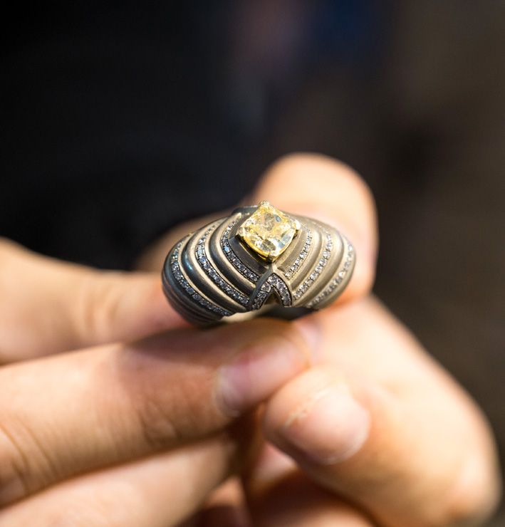 Il setoso titanio di Sebastián Plah 4 Anello in titanio, diamanti bianchi e diamante centrale giallo. Copyright: gioiellis.com