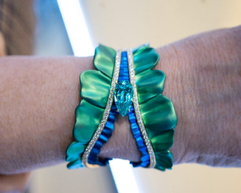 Plah, bracciale Carnivora in oro, titanio, paraiba di 7,30 carati, finiture silk effect, diamanti. Copyright: gioiellis.com