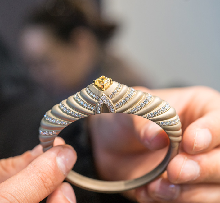 Il setoso titanio di Sebastián Plah 5 Bracciale in titanio, diamanti bianchi e diamante centrale giallo. Copyright: gioiellis.com
