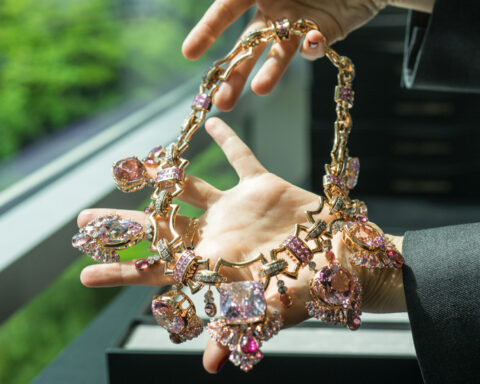 Dolce&Gabbana, collana con oltre 400 carati e 534 pietre, tra cui kunziti, morganiti, rubelliti, tormaline rosa, spinelli rosa, zaffiri rosa e diamanti