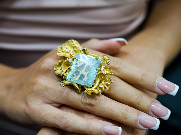 Sicily and the Sea in the Baroque Style of Carlo Izzo 1 Carlo Izzo, collezione Tesori del Mare. Anello con acquamarina, oro, diamanti. Copyright: gioiellis.com