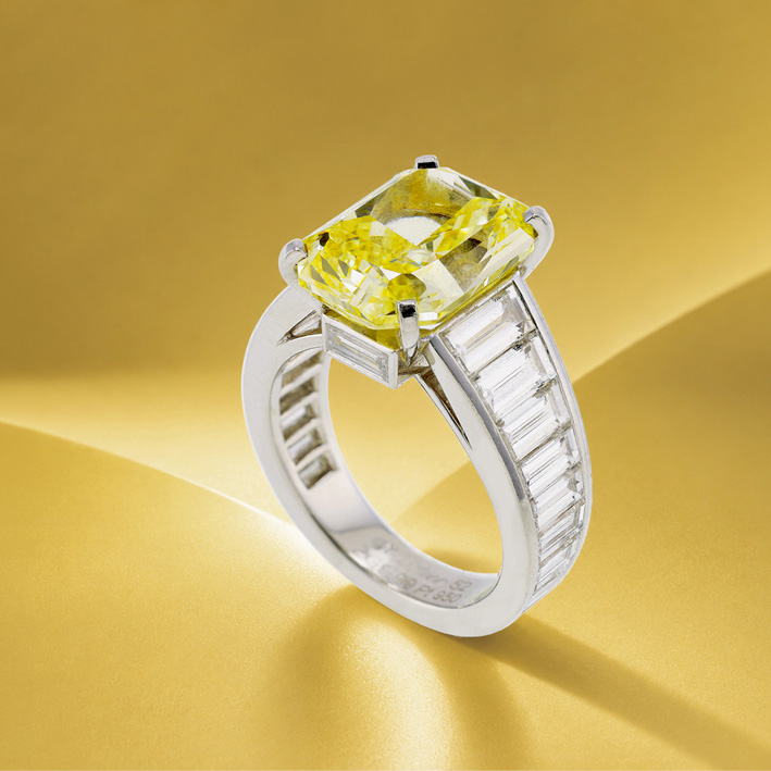 Anello Cartier con diamante giallo fantasia da 7,02 carati