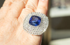 JR Jewels, anello con tanzanite da 10,44 carati taglio cushion e diamanti. Copyright: gioiellis.com
