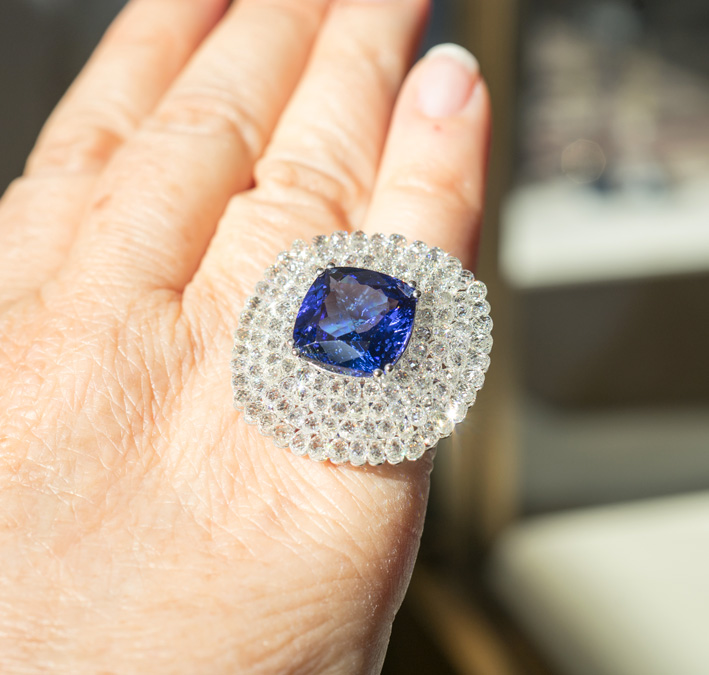 JR Jewels, anello con tanzanite da 10,44 carati taglio cushion e diamanti. Copyright: gioiellis.com
