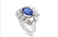 Anello con diamanti e zaffiro del Kashmir non trattato da 2,47 carati