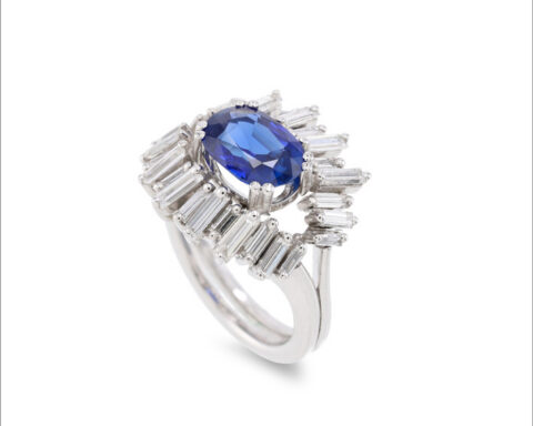 Anello con diamanti e zaffiro del Kashmir non trattato da 2,47 carati