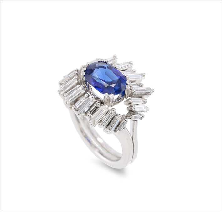 Anello con diamanti e zaffiro del Kashmir non trattato da 2,47 carati