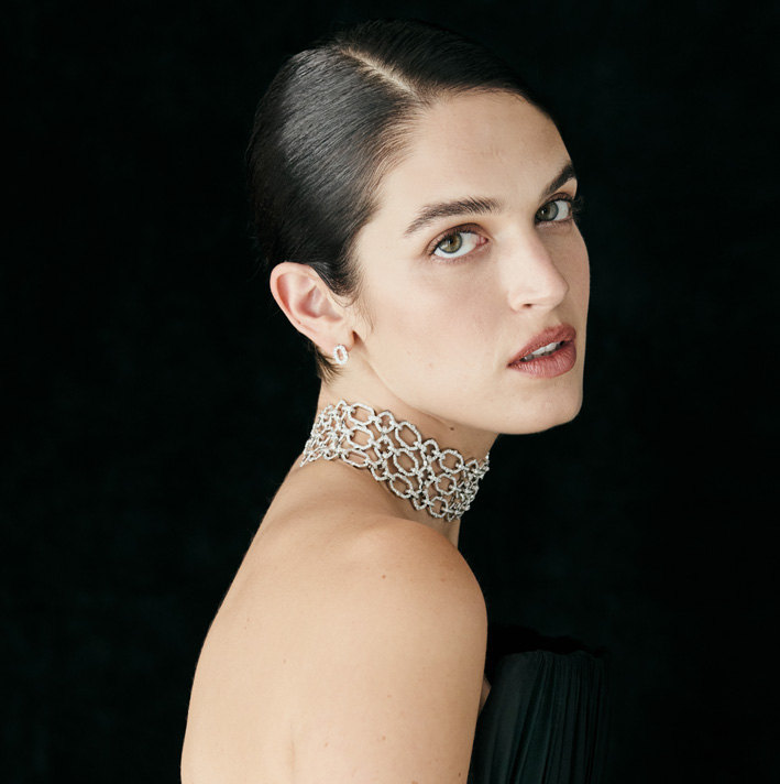 Greta Ferro con il choker di ala gioielleria Recarlo